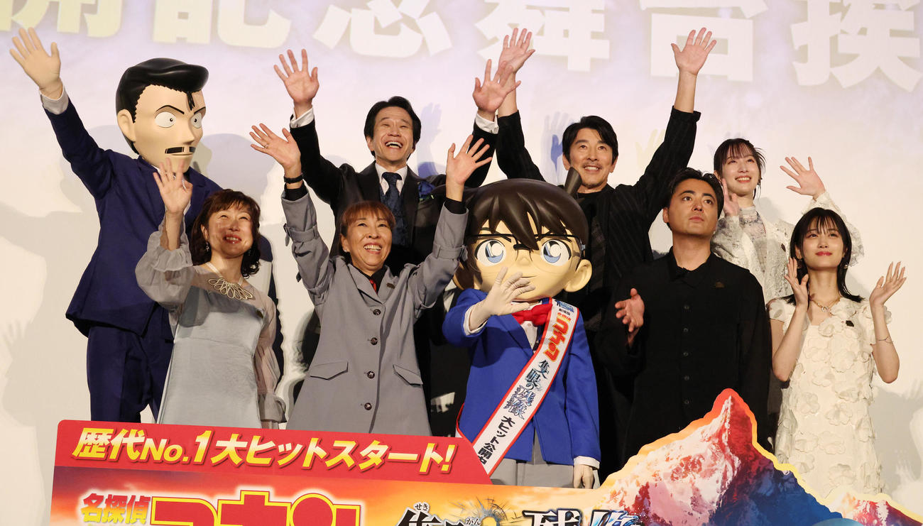 映画「名探偵コナン　隻眼の残像」公開記念舞台あいさつを行った、前列左から山崎和佳奈、高山みなみ、江戸川コナン、山田孝之、山下美月、後列左から毛利小五郎、小山力也、高田裕司、小清水亜美（撮影・中島郁夫）