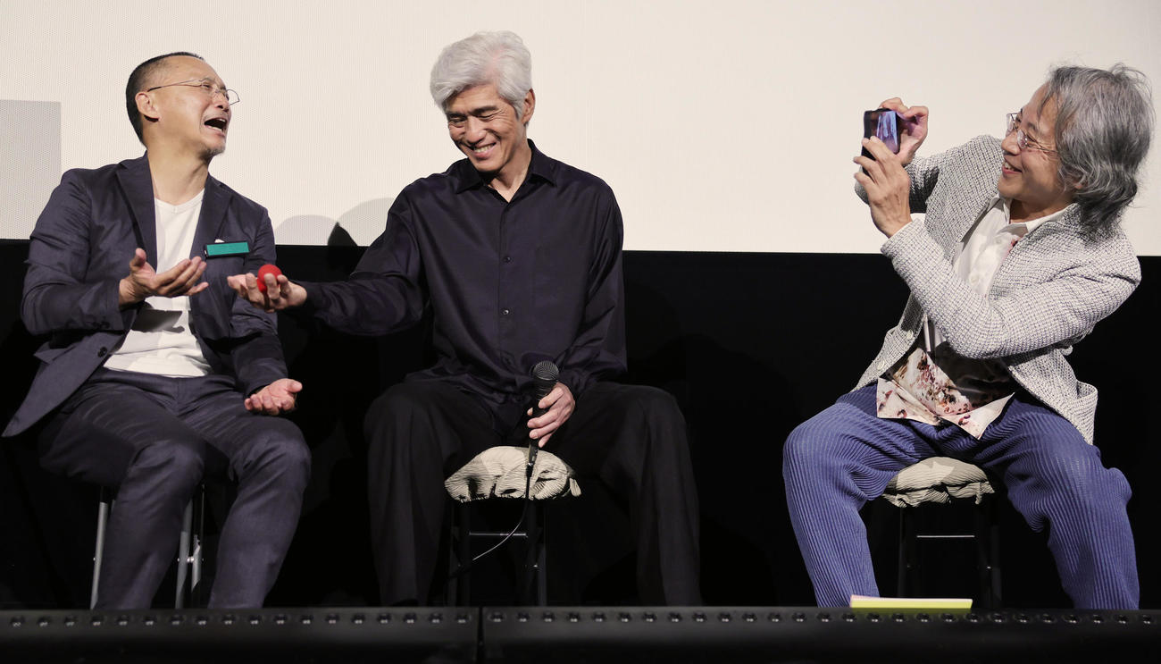 映画「ハッピー☆エンド」の舞台あいさつに登場した、左から在宅緩和ケア医の萬田緑平氏、佐藤浩市、オオタヴィン監督（撮影・野上伸悟）