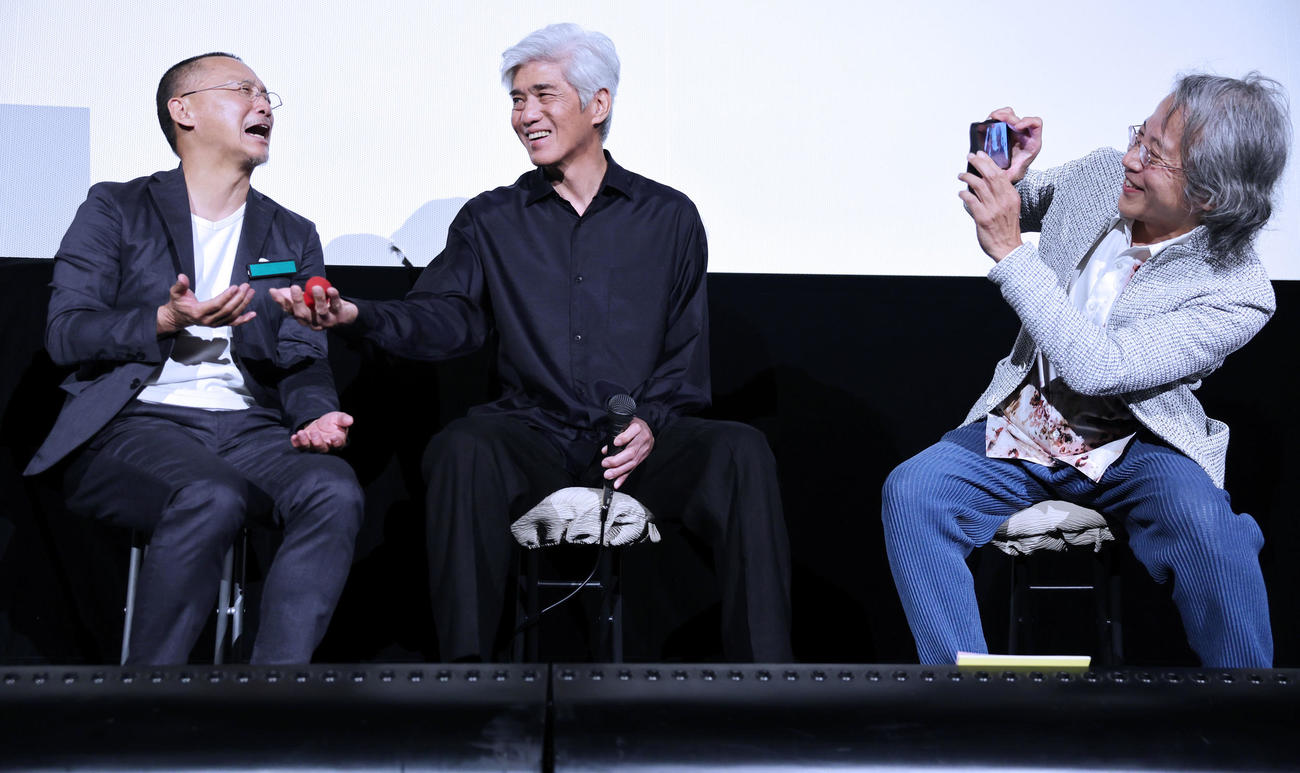 映画「ハッピー☆エンド」の舞台あいさつに登場した、左から在宅緩和ケア医の萬田緑平氏、佐藤浩市、オオタヴィン監督（撮影・野上伸悟）