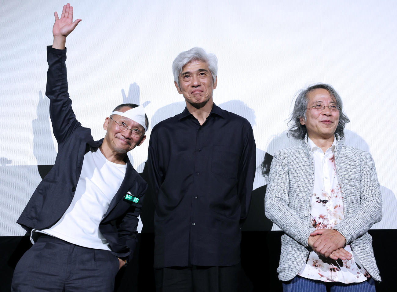 映画「ハッピー☆エンド」の舞台あいさつに登場した、左から在宅緩和ケア医の萬田緑平氏、佐藤浩市、オオタヴィン監督（撮影・野上伸悟）