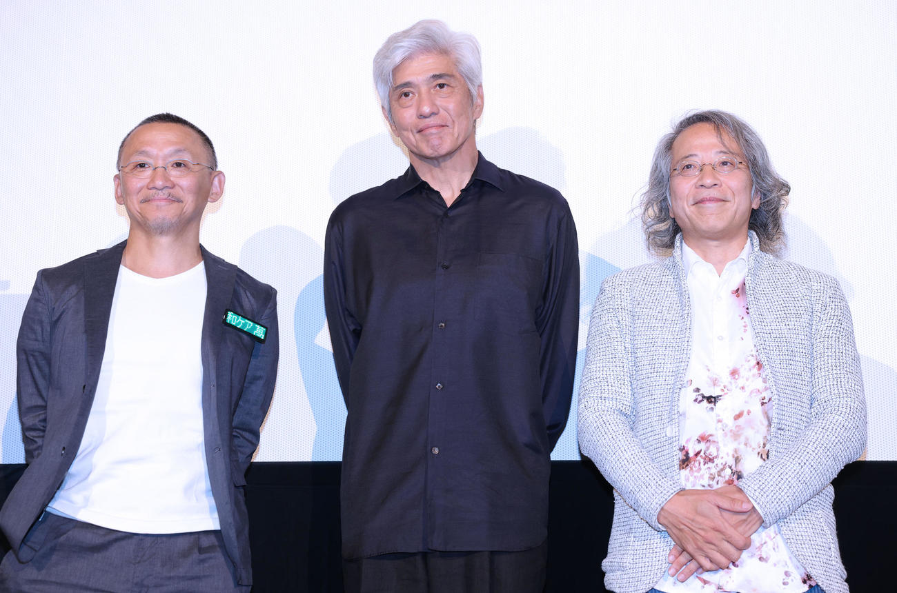 映画「ハッピー☆エンド」の舞台あいさつに登場した、左から在宅緩和ケア医の萬田緑平氏、佐藤浩市、オオタヴィン監督（撮影・野上伸悟）