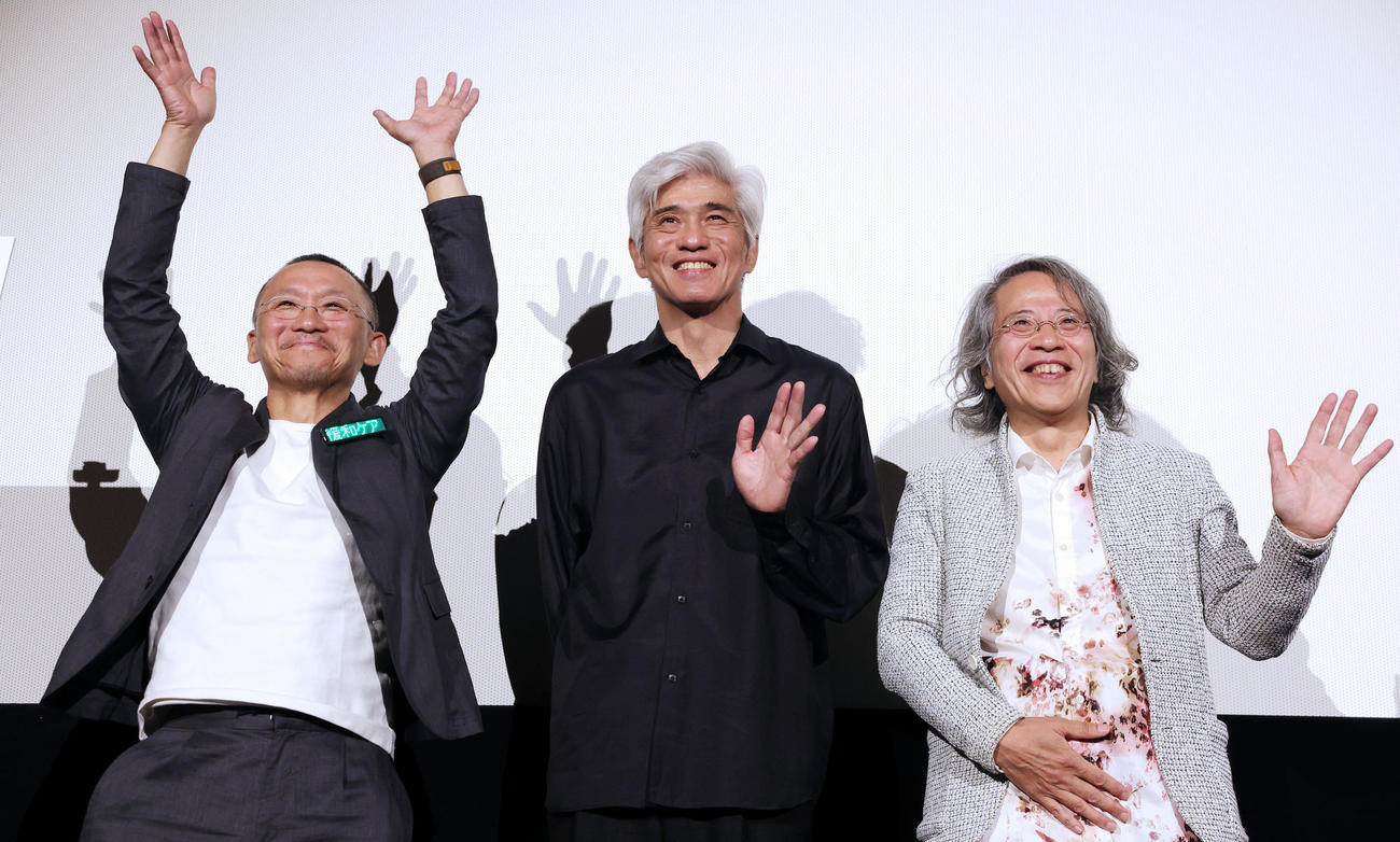 映画「ハッピー☆エンド」の舞台あいさつに登場した、左から在宅緩和ケア医の萬田緑平氏、佐藤浩市、オオタヴィン監督（撮影・野上伸悟）