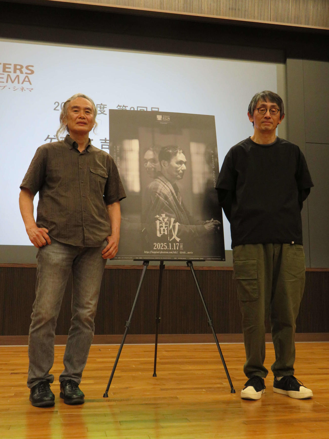 母校の早大の人気授業「マスターズ・オブ・シネマ」の講義にゲストとして登壇した「敵」の吉田大八監督（右）と法学部の谷昌親教授（撮影・村上幸将）