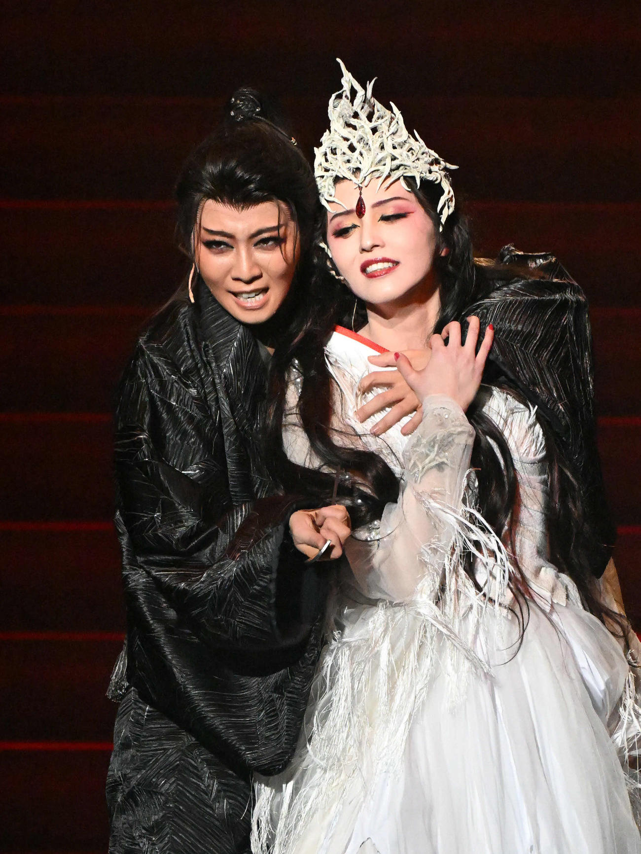 本拠地サヨナラ公演「阿修羅城の瞳」で暁千星（右）と共演する礼真琴（撮影・石井愛子）