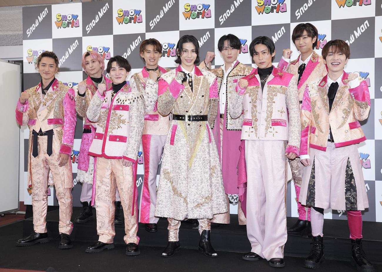 ライブを終え写真に納まるSnow man。前列左から岩本照、渡辺翔太、ラウール、目黒蓮、深澤辰哉、後列左から佐久間大介、向井康二、宮舘涼太、阿部亮平（撮影・垰建太）