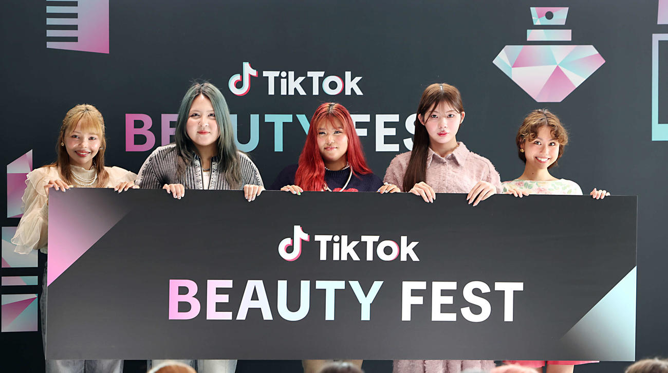 「TikTok BEAUTY FEST」のオープニングステージのフォトセッションを行った午前0時のプリンセス、左からmomohaha、大内アイミ、JESSICA、聖秋流とpeco（撮影・山本朝陽）