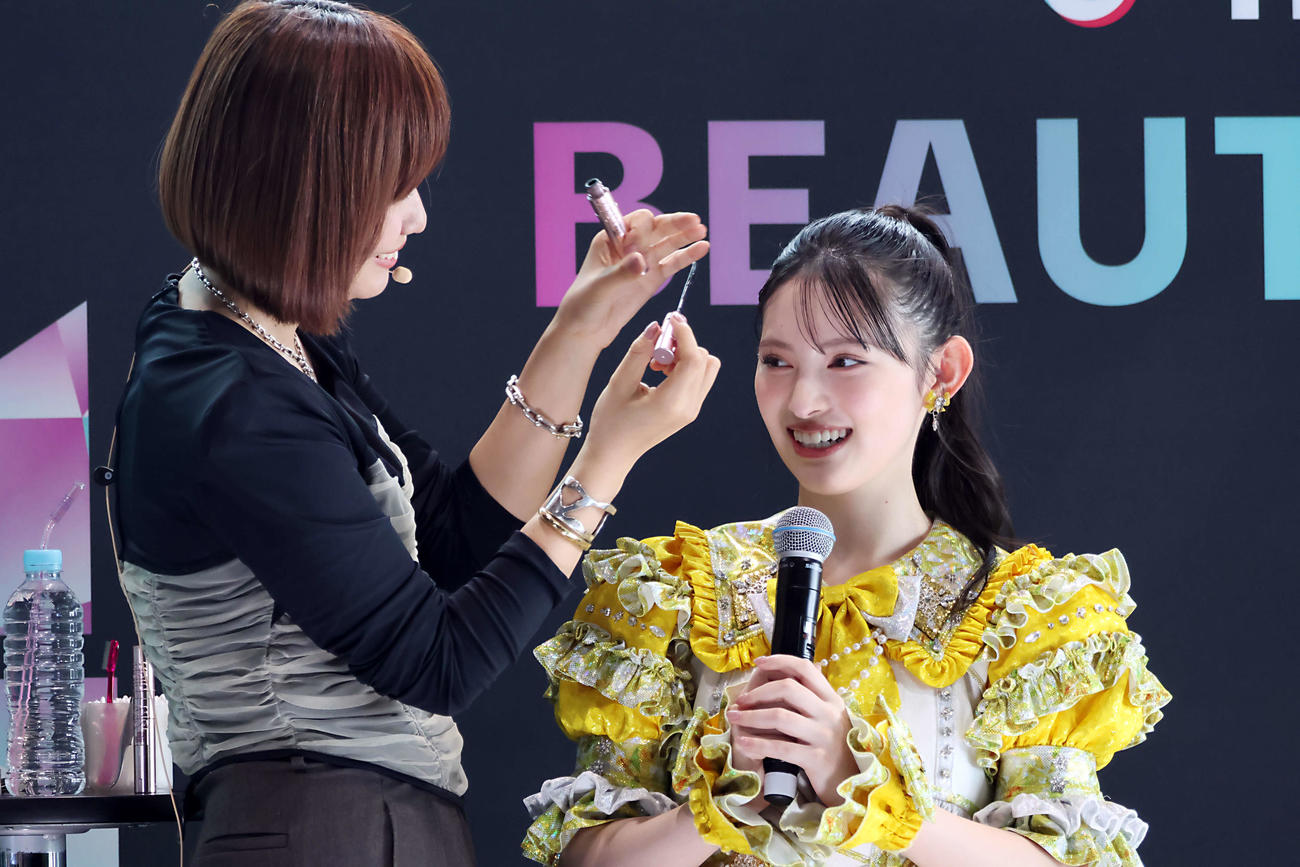 「TikTok BEAUTY FEST」のビューティーステージに登壇し、タッチアップを行う超ときめきハート宣伝部菅田愛貴（右）（撮影・山本朝陽）