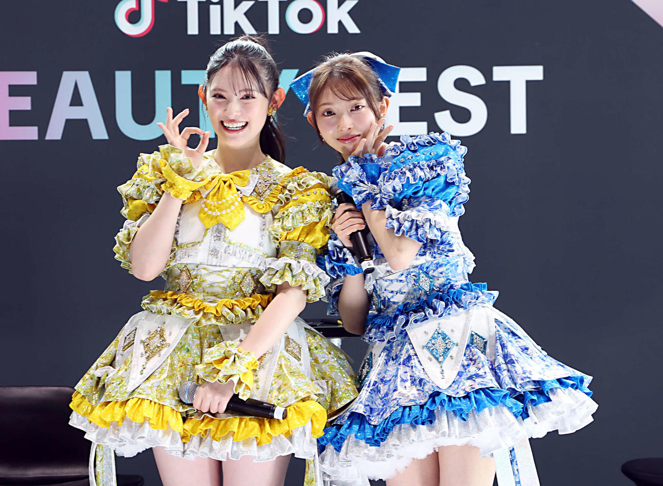 「TikTok BEAUTY FEST」のビューティーステージに登壇しフォトセッションを行う超ときめきハート宣伝部菅田愛貴（左）と辻野かなみ（撮影・山本朝陽）
