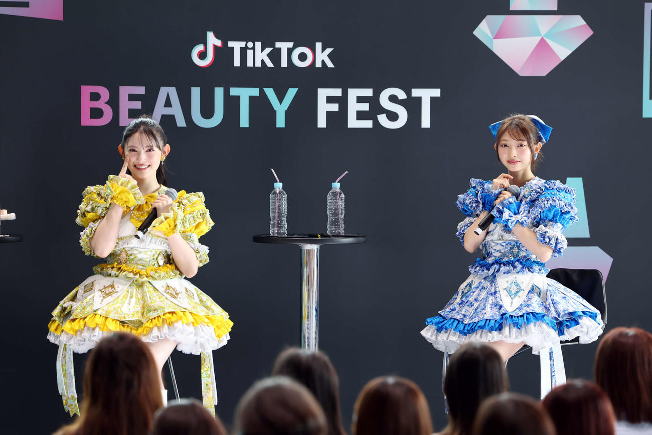 「TikTok BEAUTY FEST」のビューティーステージに登壇しフォトセッションを行う超ときめきハート宣伝部菅田愛貴（左）と辻野かなみ（撮影・山本朝陽）