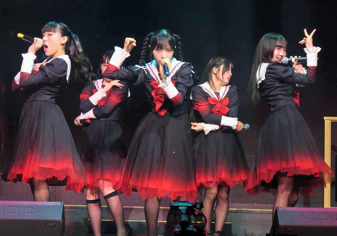 「ディグ・ニュー・アイコン・アワード2025SS」で表彰を受け、パフォーマンスするアイドルグループ、ファントムシータ