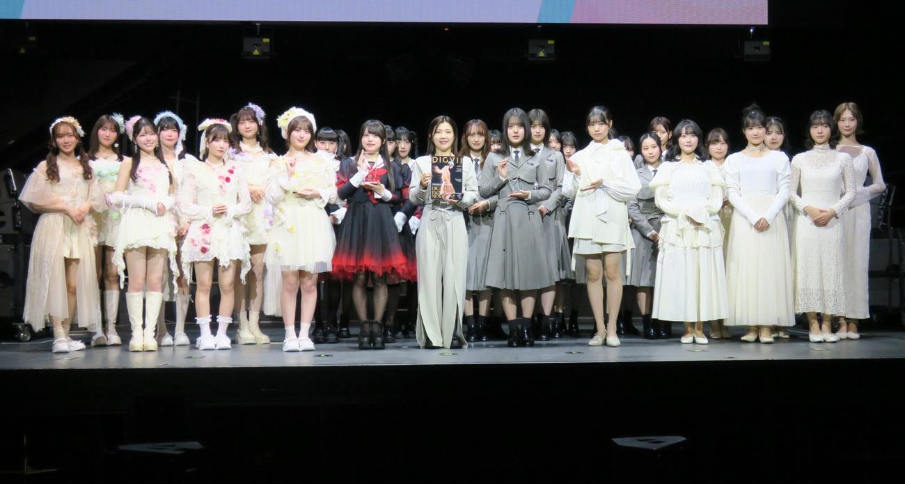 「ディグ・ニュー・アイコン・アワード2025SS」に集結したアイドルグループたち。中央は司会の福田麻貴（中央）