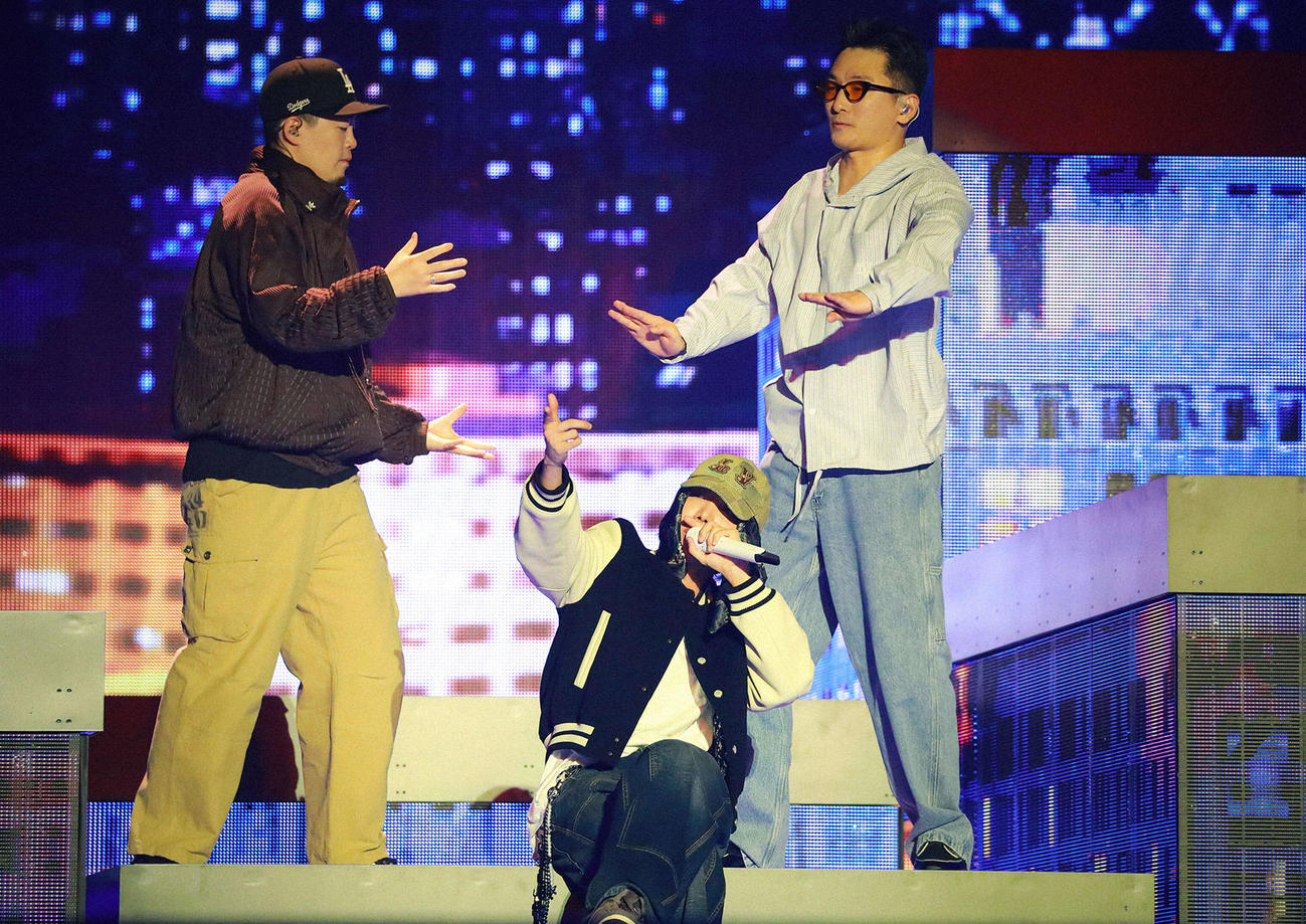 「j－hope Tour　’HOPE ON THE STAGE’　in JAPAN」でパフォーマンスするJ－HOPE（中央）（(P)＆(C)BRIGHT MUSIC）