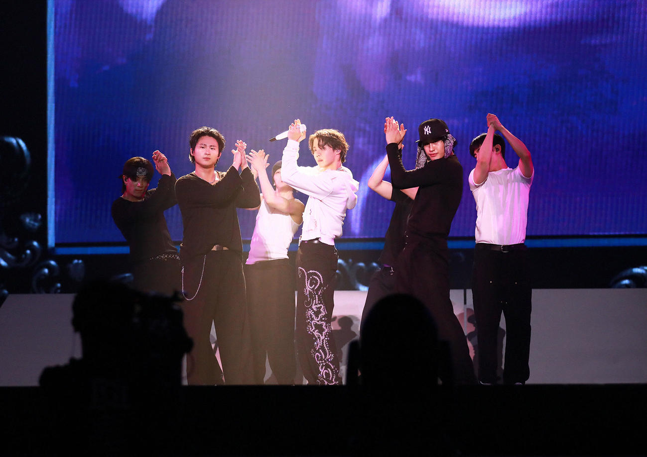 「j－hope Tour　’HOPE ON THE STAGE’　in JAPAN」でパフォーマンスするJ－HOPE（中央）（(P)＆(C)BRIGHT MUSIC）