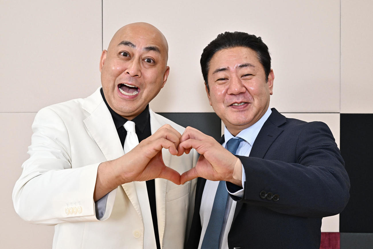 ハートマークを一緒に作る錦鯉の長谷川雅紀（左）と渡辺隆（撮影・滝沢徹郎）