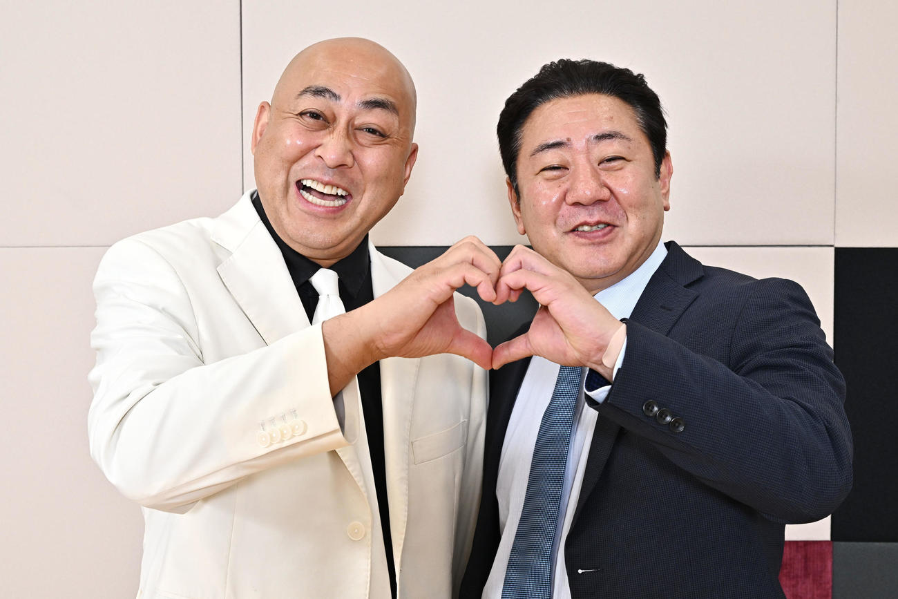 ハートマークを一緒に作る錦鯉の長谷川雅紀（左）と渡辺隆（撮影・滝沢徹郎）