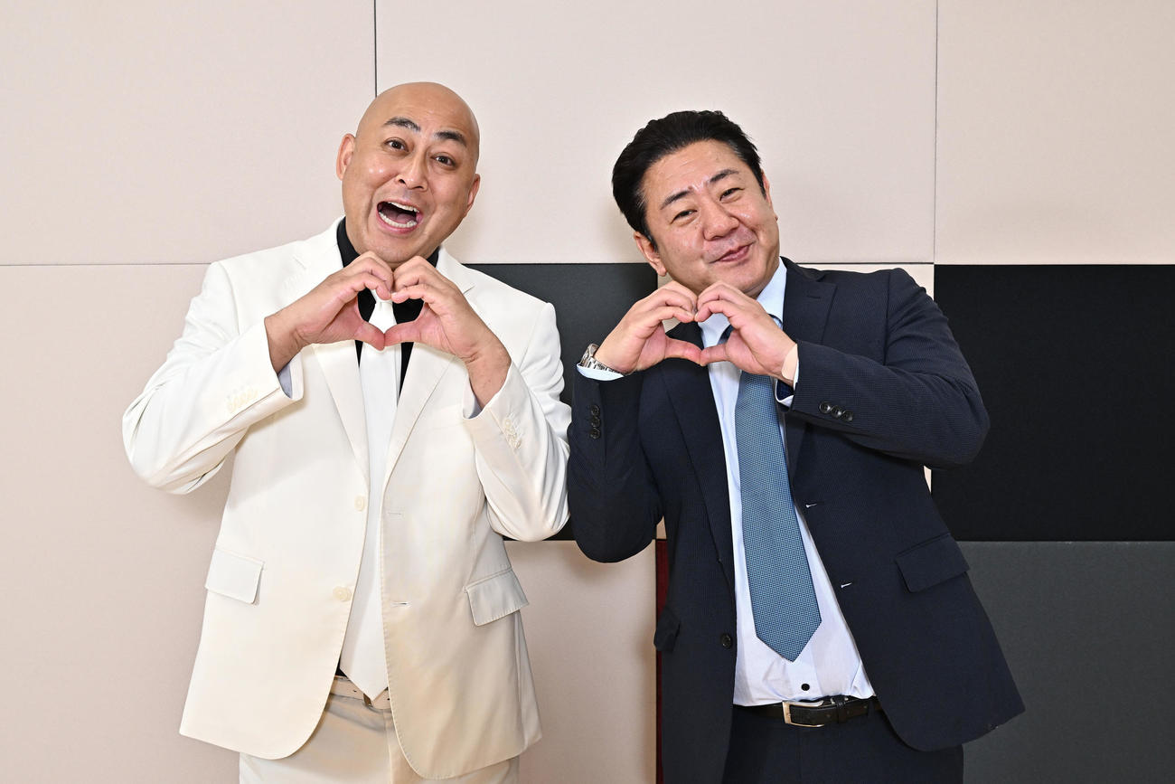 ハートマークを作る錦鯉の長谷川雅紀（左）と渡辺隆（撮影・滝沢徹郎）
