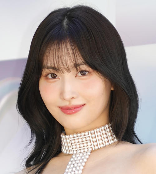 韓流】果敢に脱いだ…TWICEモモ“肩出し”衣装に韓国メディアが注目