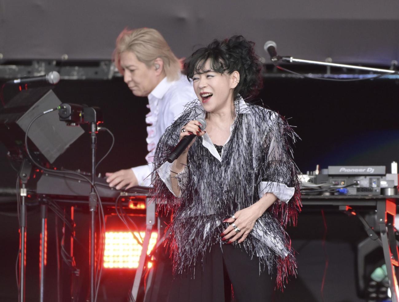 大分市で開かれた野外音楽フェスティバルで歌う中森明菜。奥は小室哲哉（共同）