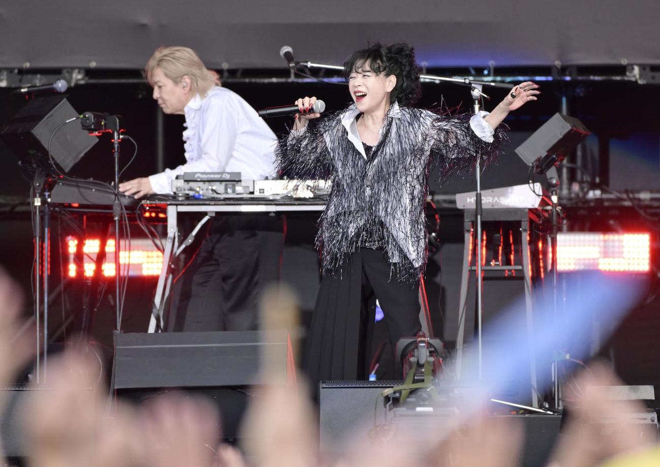 大分市で開かれた野外音楽フェスティバルで歌う中森明菜。左奥は小室哲哉（共同）