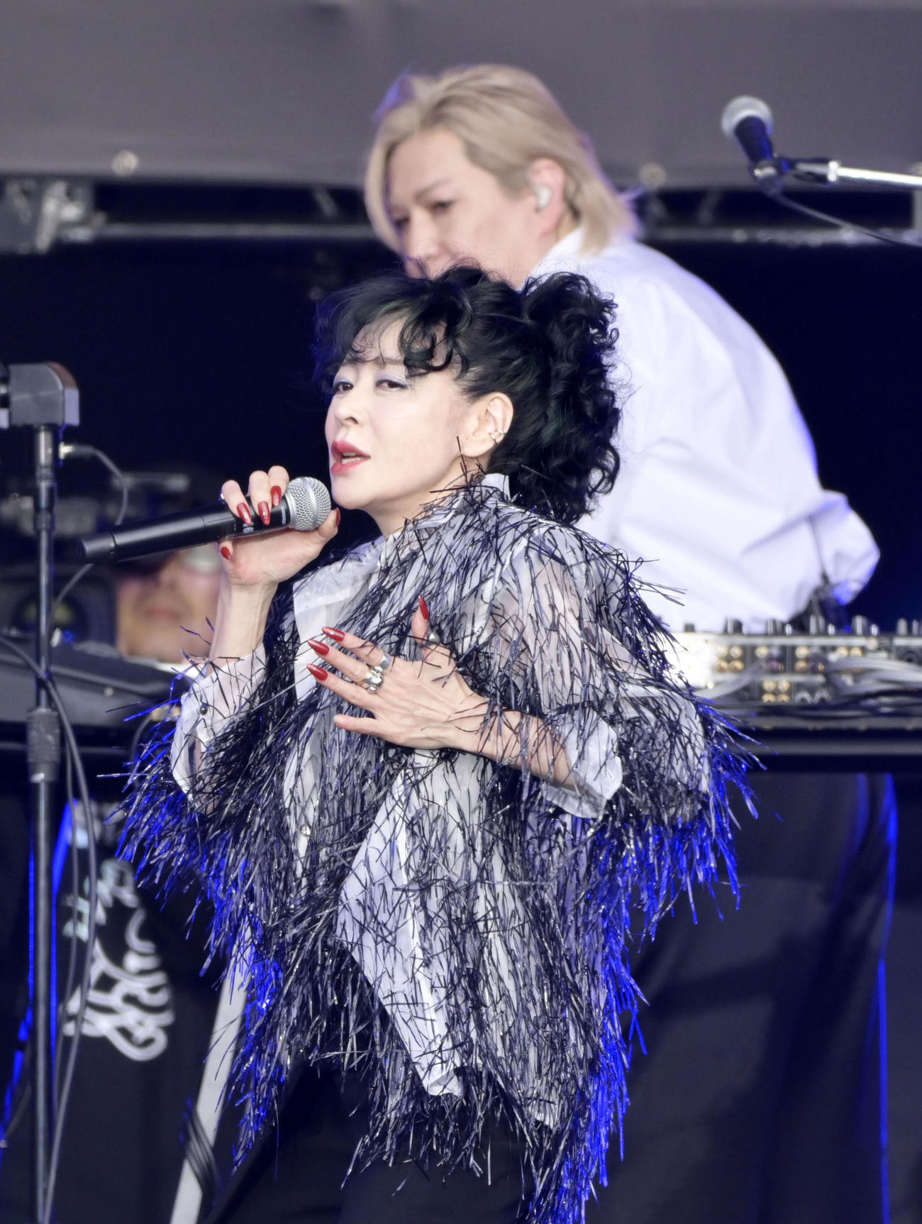 大分市で開かれた野外音楽フェスティバルで歌う中森明菜。奥は小室哲哉（共同）