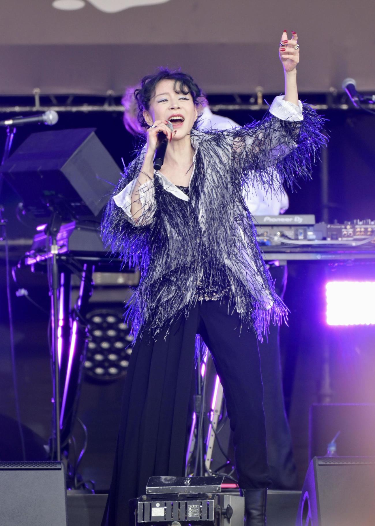 大分市で開かれた野外音楽フェスティバルで歌う中森明菜（共同）