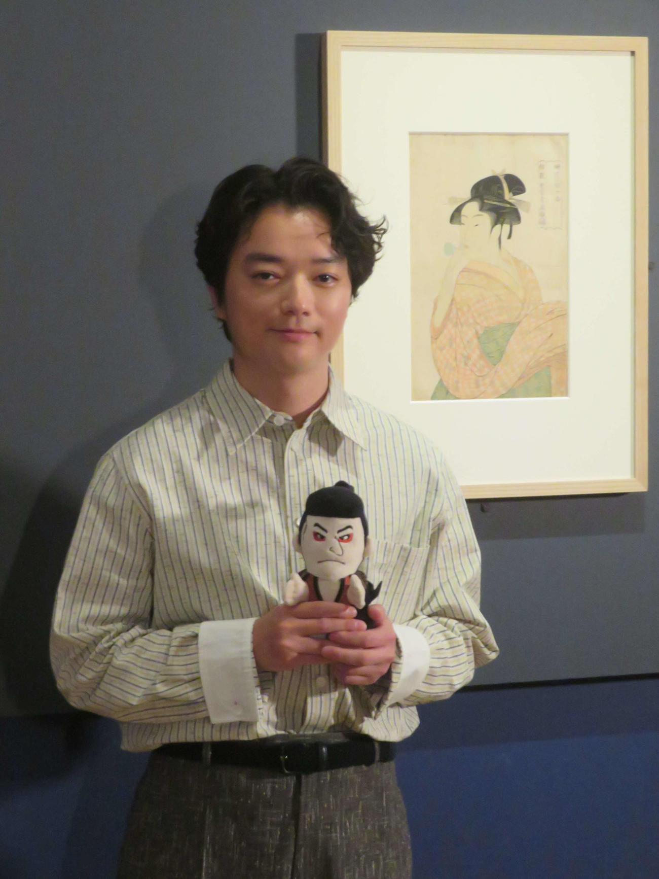 特別展「蔦屋重三郎　コンテンツビジネスの風雲児」取材会に出席した染谷将太。演じる喜多川歌麿作品の前で