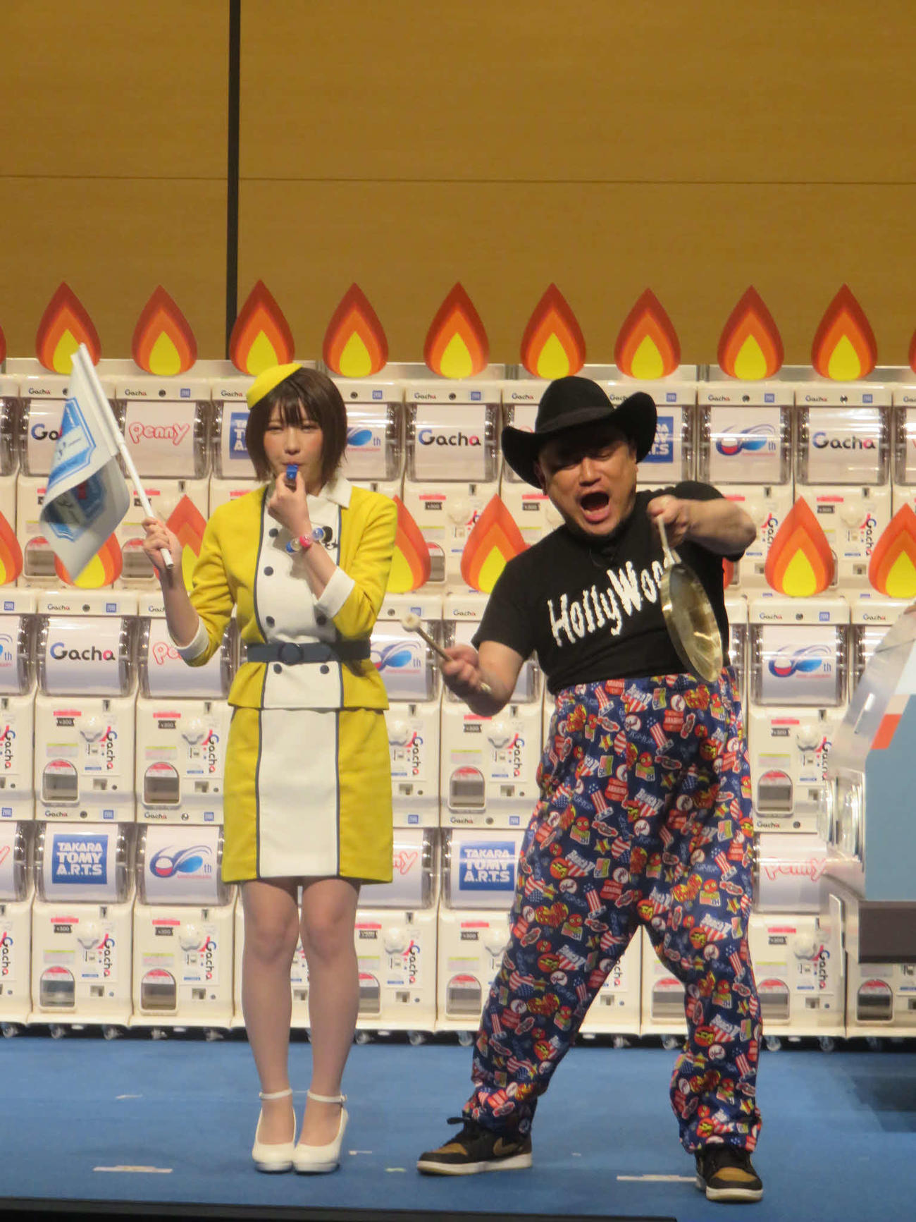 「ガチャ日本上陸60周年ツアー」出発式に出席した、ハリウッドエナコシショウのえなこ（左）とハリウッドザコシショウ