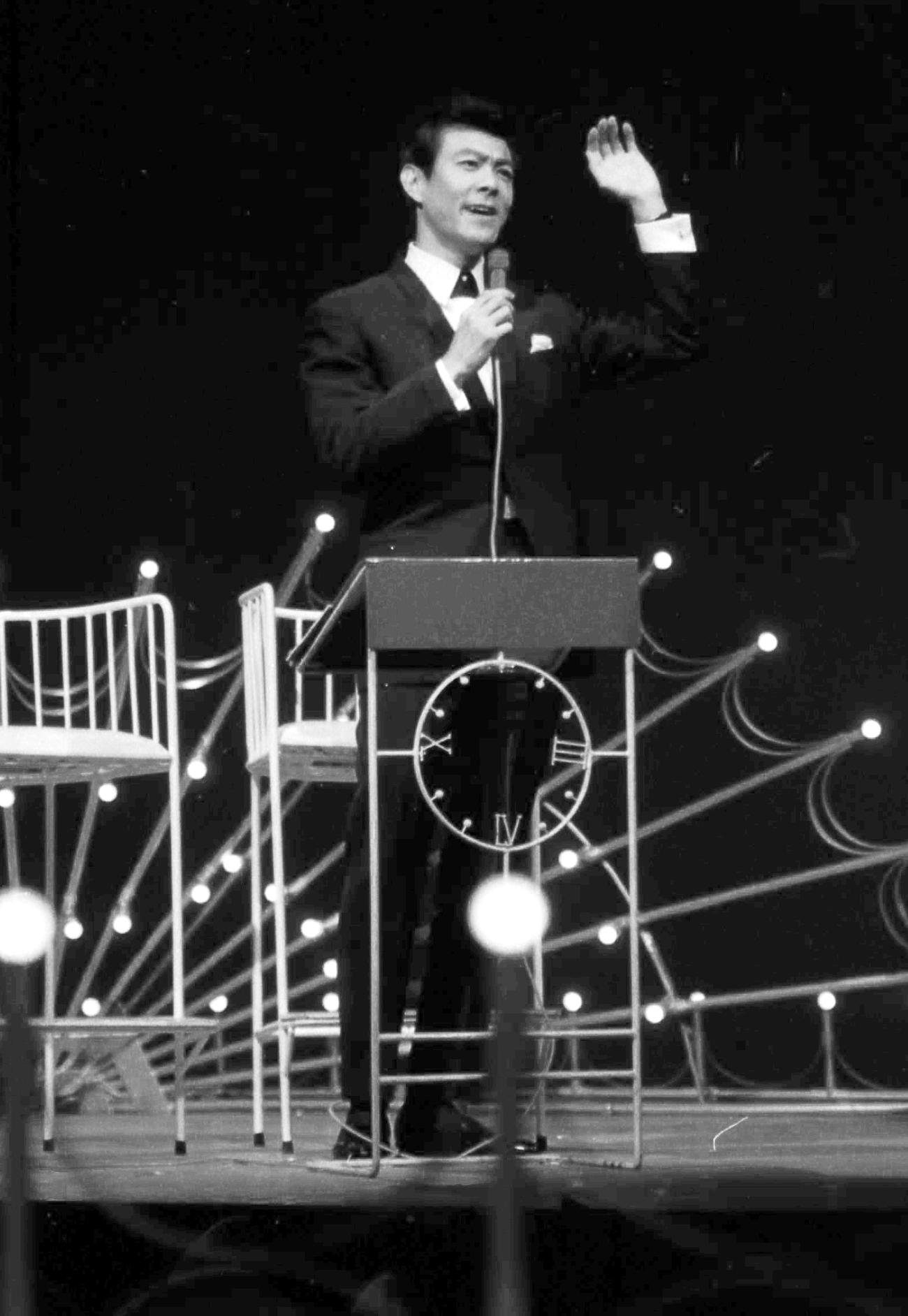 1969年「クイズタイムショック」の司会を務める田宮二郎
