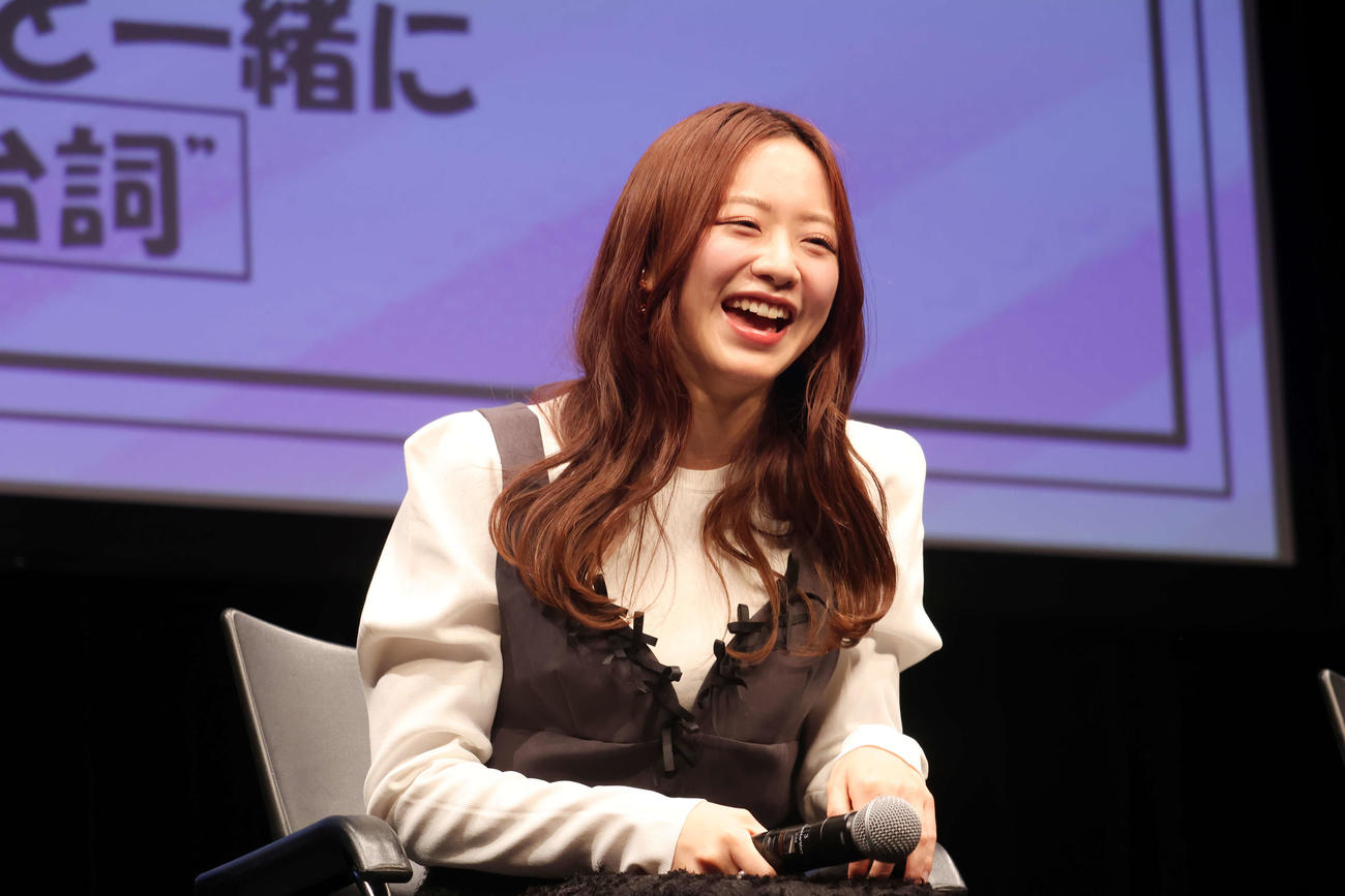 ドラマ「年下童貞（チェリーボーイ）くんに翻弄されています」トークイベントでフリップトークで笑顔の森香澄（撮影・山本朝陽）