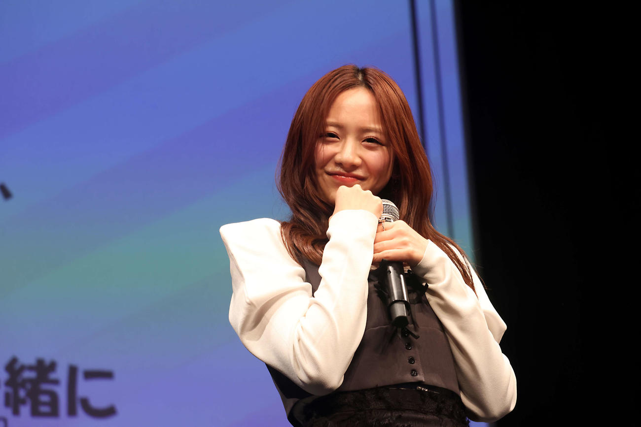 ドラマ「年下童貞（チェリーボーイ）くんに翻弄されています」トークイベントであざといポーズを見せる森香澄（撮影・山本朝陽）