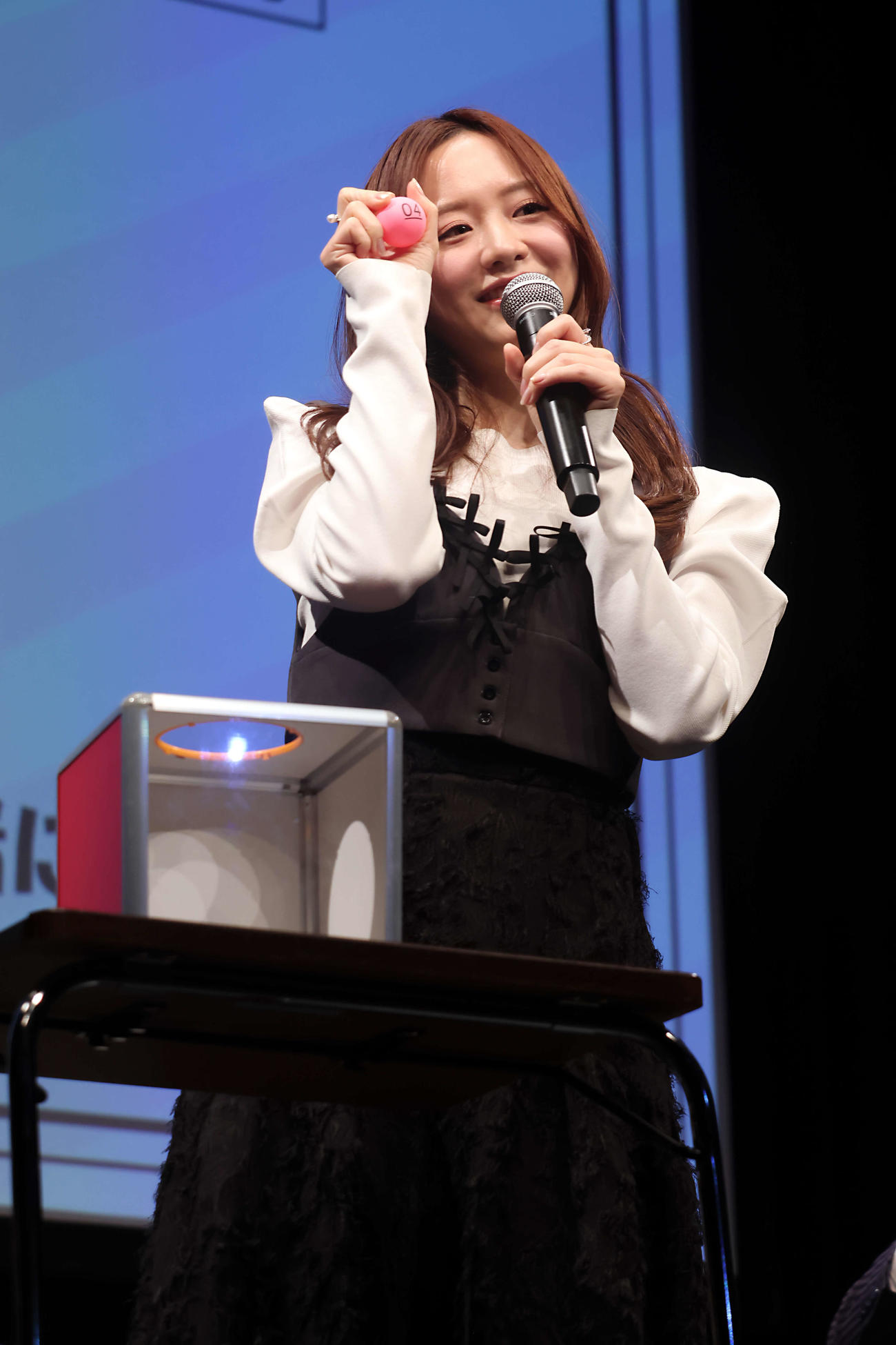 ドラマ「年下童貞（チェリーボーイ）くんに翻弄されています」トークイベントでくじ引きをしポーズを見せる森香澄（撮影・山本朝陽）