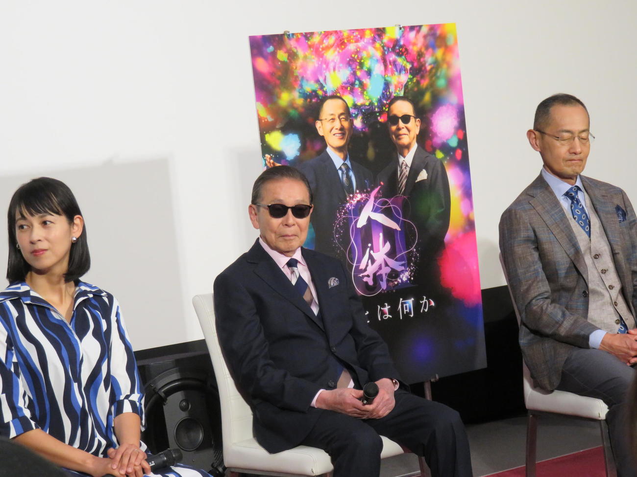 NHKスペシャル「人体3」の会見に臨んだ、左からNHK久保田祐佳アナウンサー、タモリ、山中伸弥氏