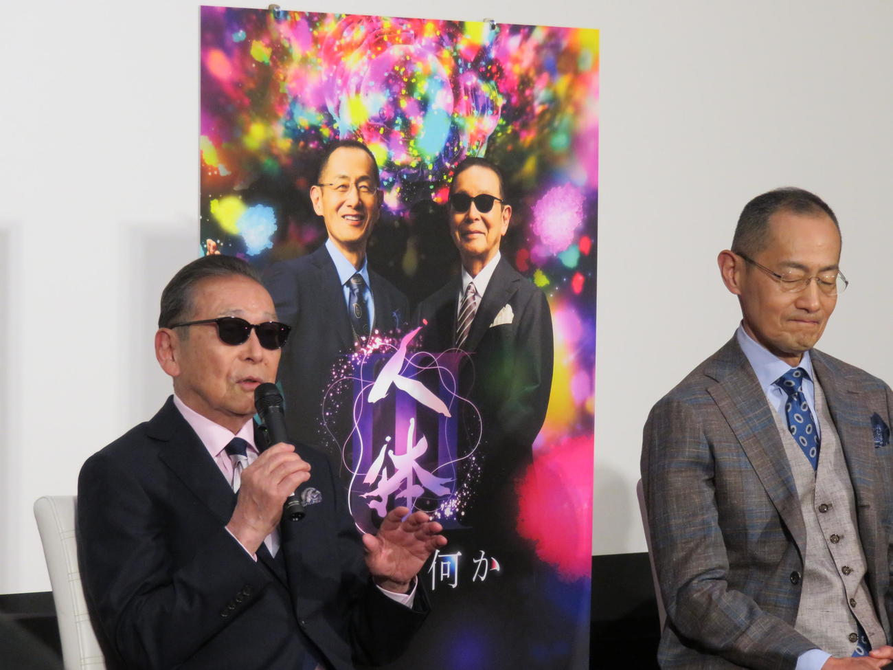 NHKスペシャル「人体3」の会見に臨んだタモリ（左）と山中伸弥氏