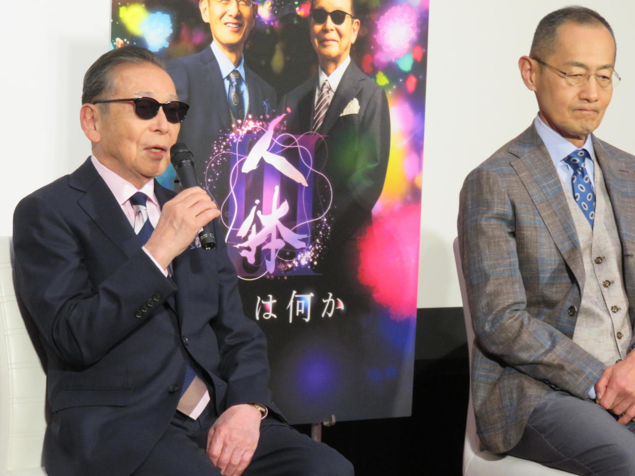 NHKスペシャル「人体3」の会見に臨んだタモリ（左）と山中伸弥氏