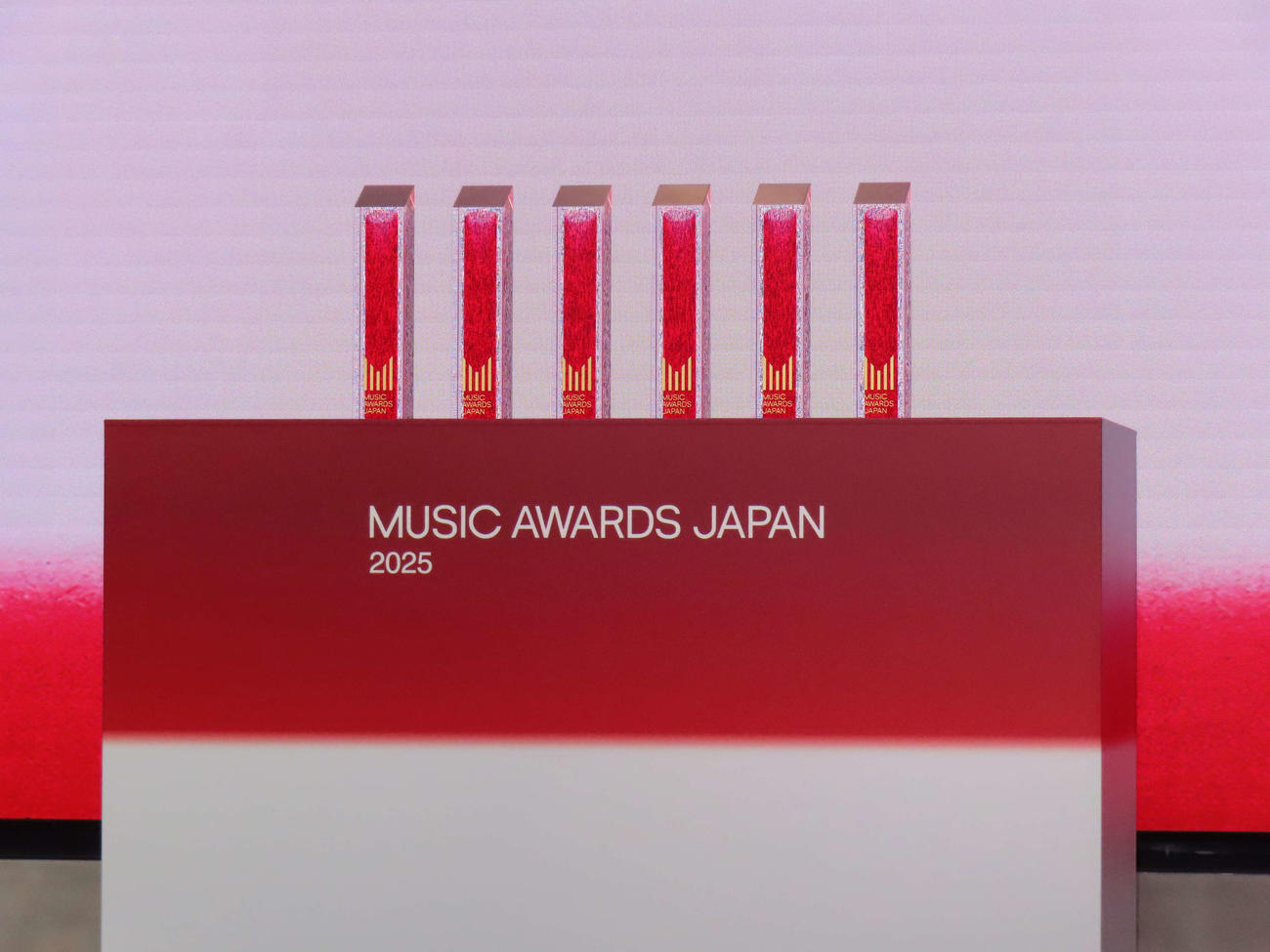 「MUSIC AWARDS JAPAN　ノミネート作品発表会」でお披露目された主要6部門のトロフィー