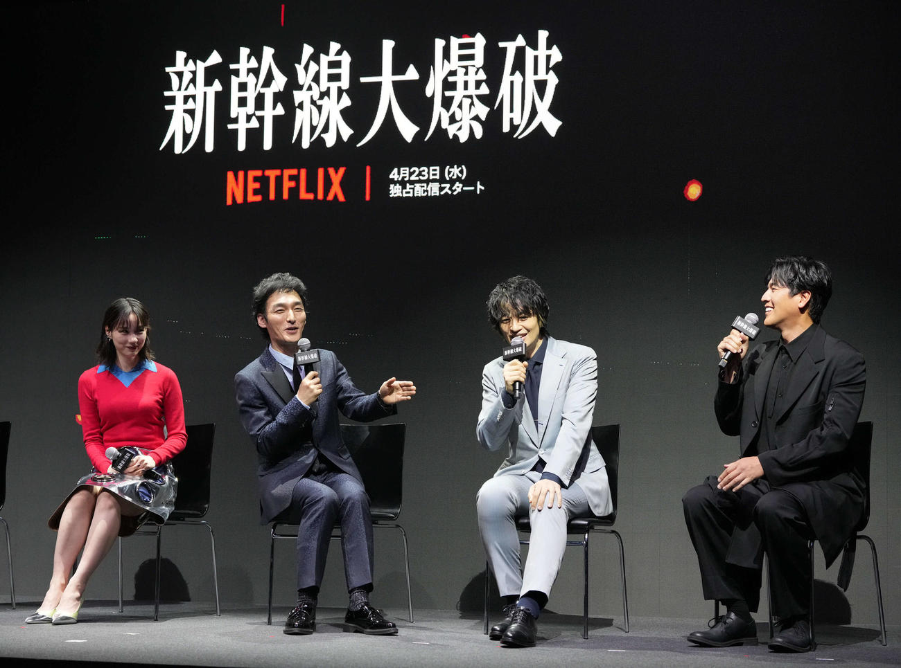 Netflix映画「新幹線大爆破」発車記念イベントでトークに臨む、左からのん、草なぎ剛、斎藤工、要潤（撮影・小沢裕）