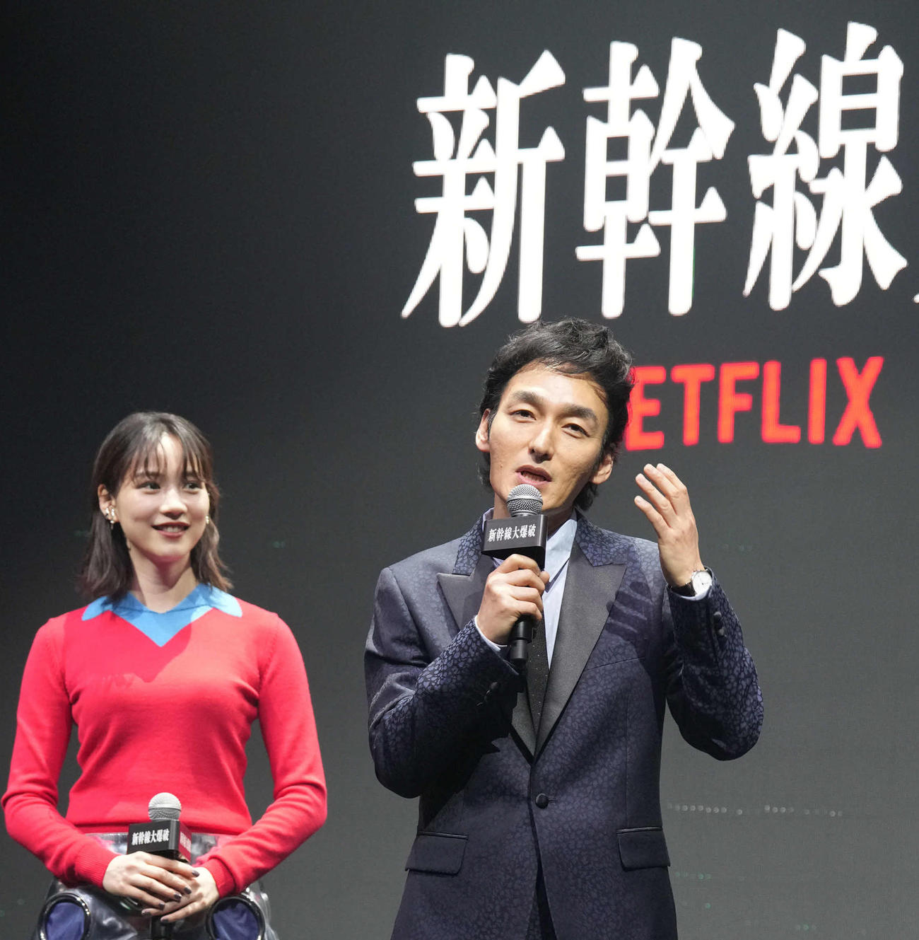 Netflix映画「新幹線大爆破」発車記念イベントに臨むのん（左）と草なぎ剛（撮影・小沢裕）