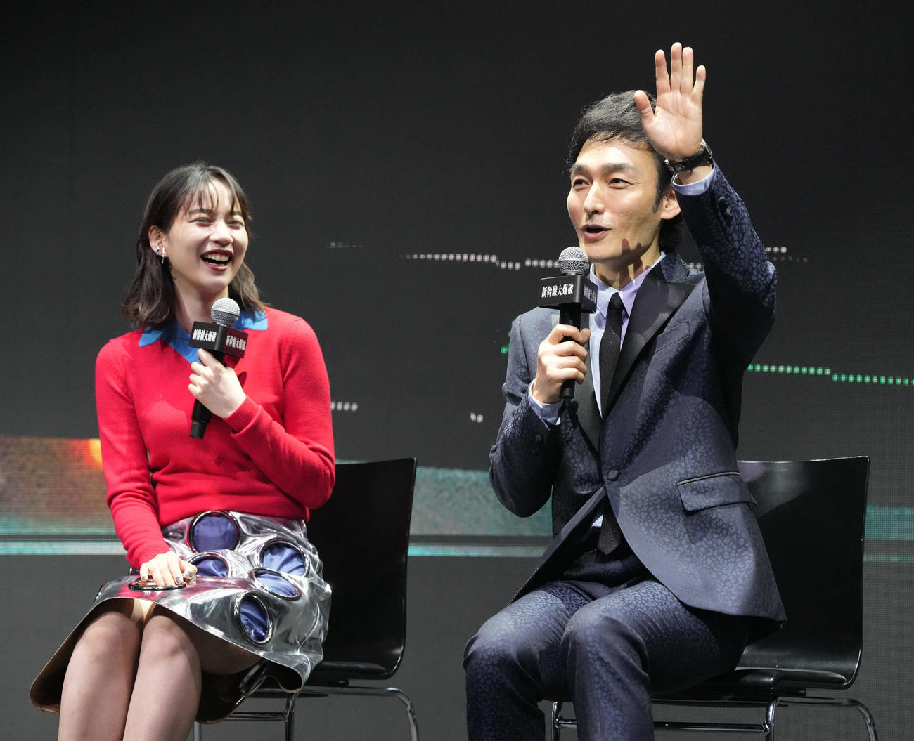 Netflix映画「新幹線大爆破」発車記念イベントに臨むのん（左）と草なぎ剛（撮影・小沢裕）