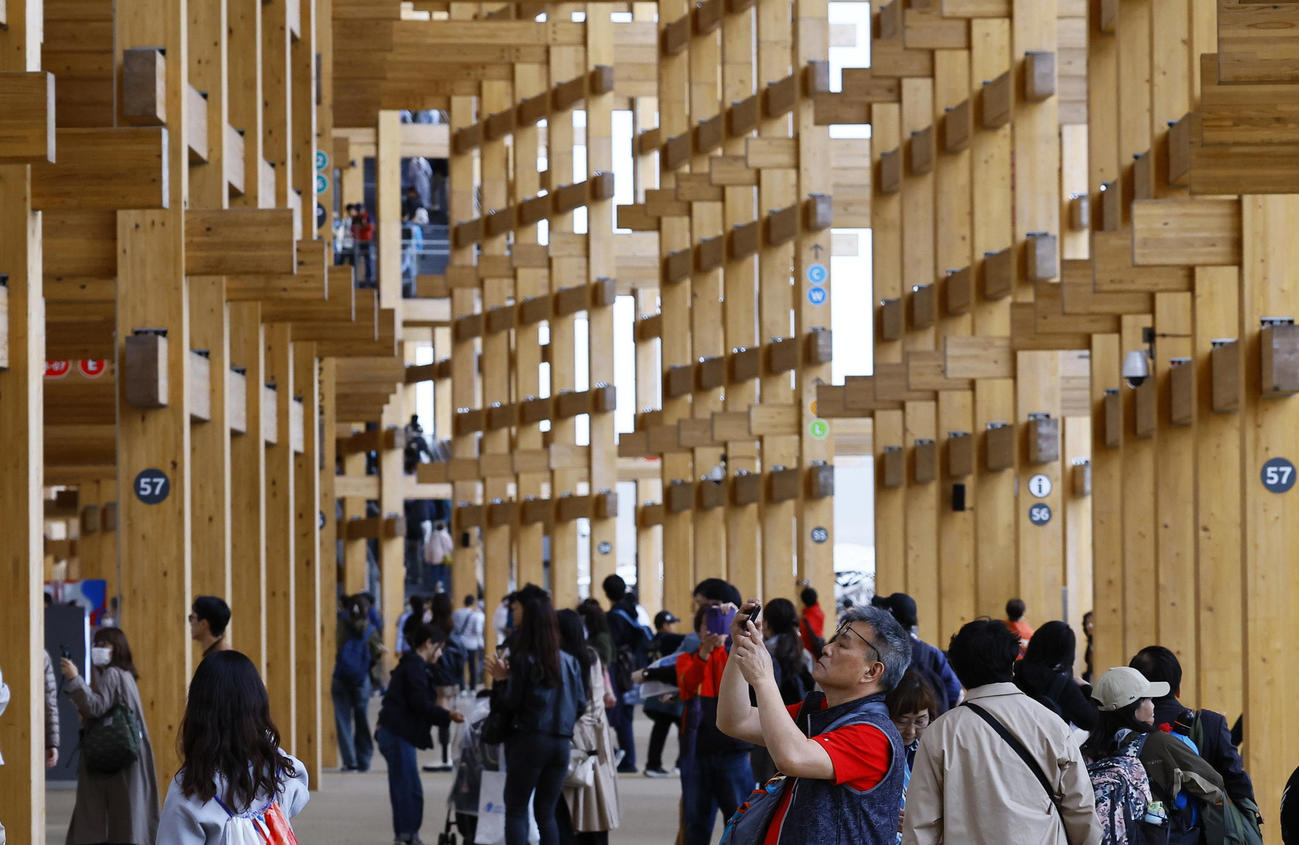 大阪・関西万博が開幕し、会場を訪れた人たち（2025年4月撮影）