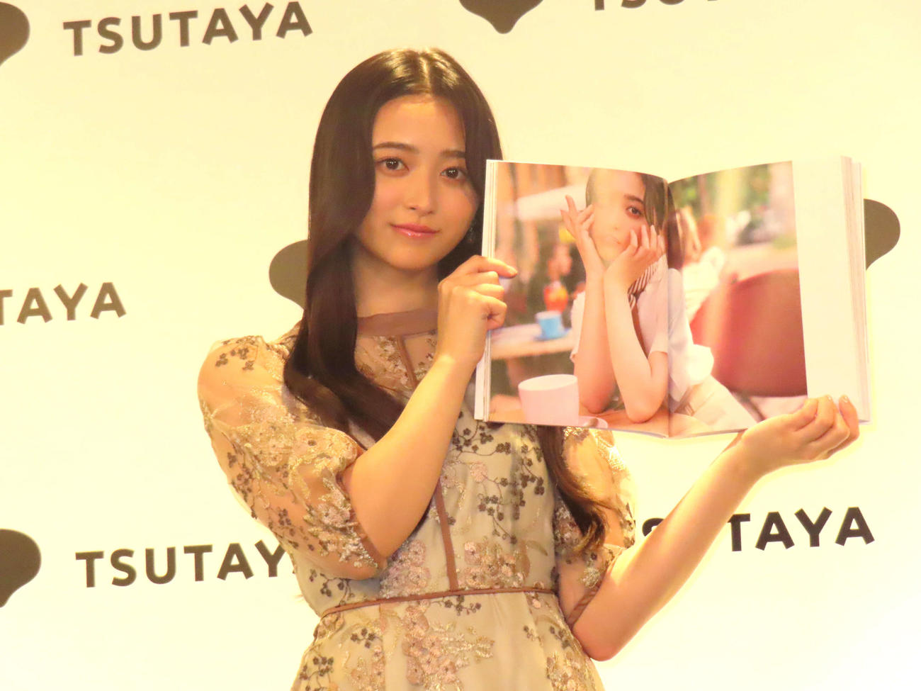 ファースト写真集「モノローグ」お気に入りページを見せる乃木坂46井上和