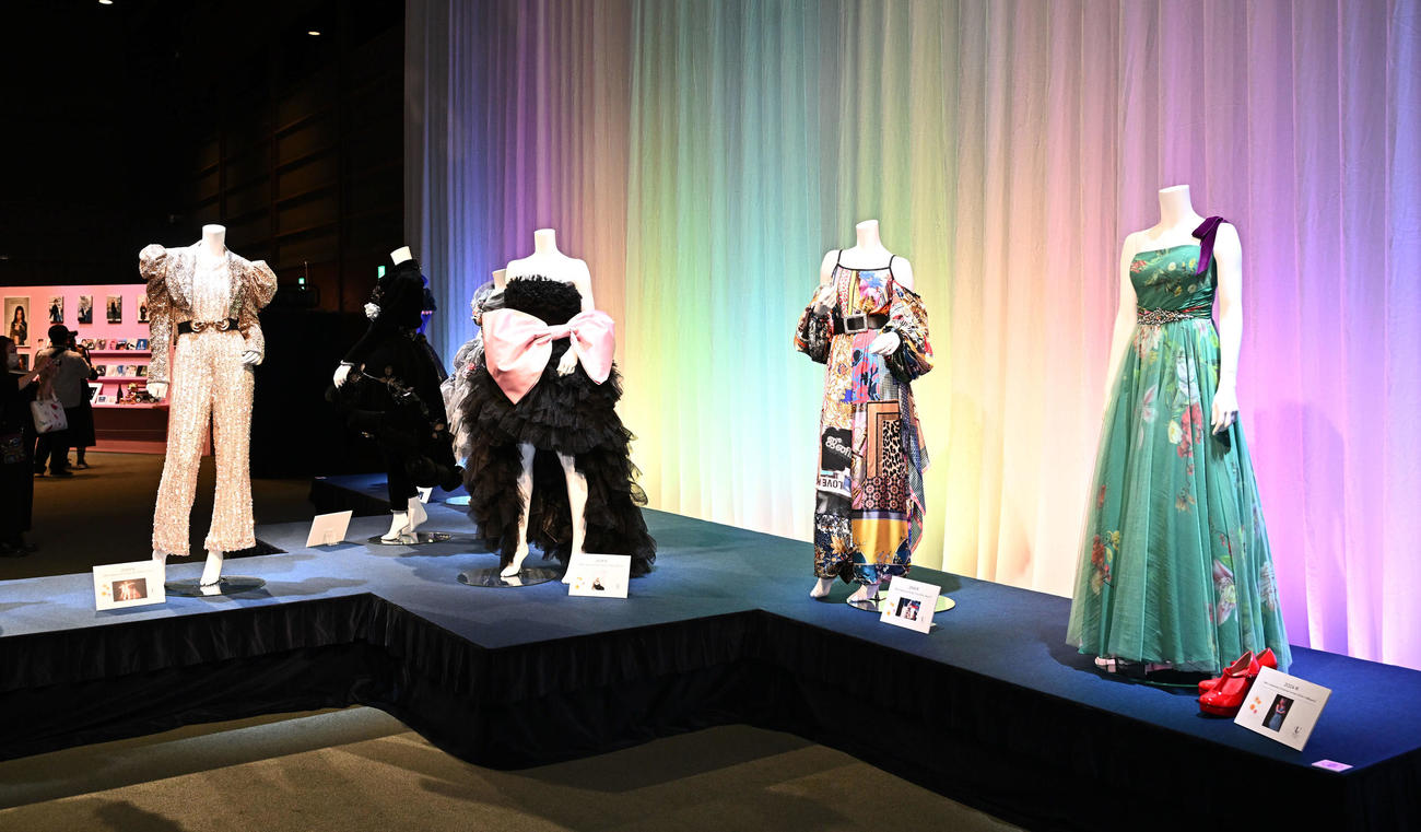 中山美穂さんお別れの会の会場に飾られた衣装（撮影・滝沢徹郎）