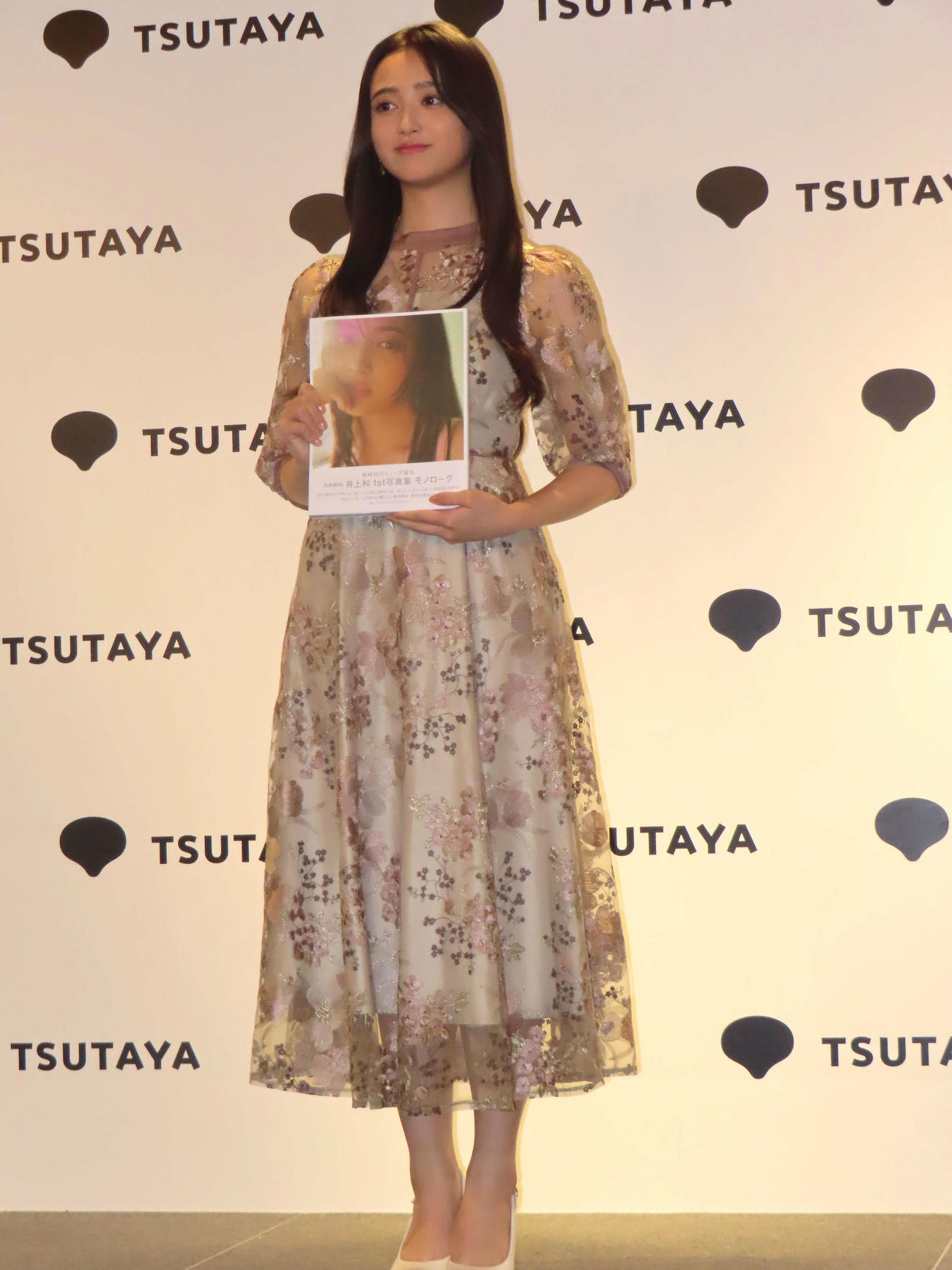 ファースト写真集「モノローグ」発売記念会見に登壇した乃木坂46井上和