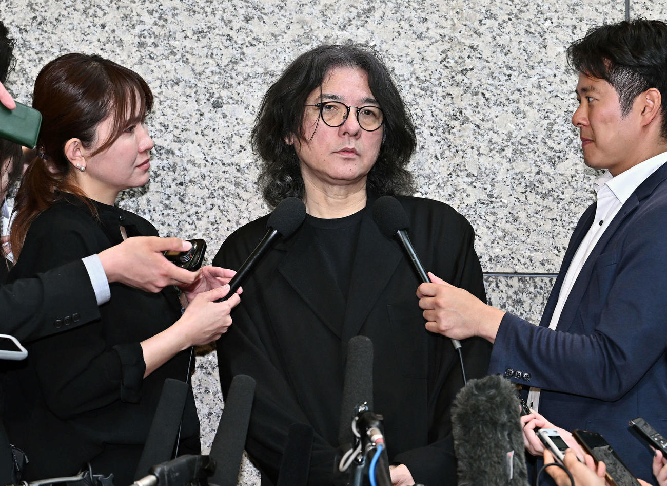 中山美穂さんお別れの会で思い出を語る岩井俊二監督（撮影・滝沢徹郎）