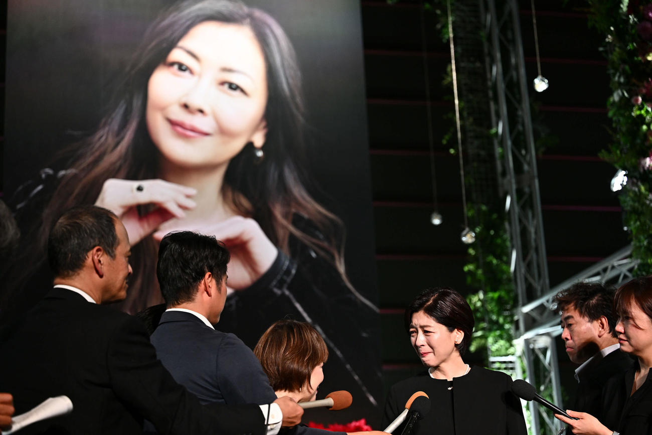 中山美穂さんの遺影の前で涙を流し思い出を話す妹の中山忍（撮影・滝沢徹郎）