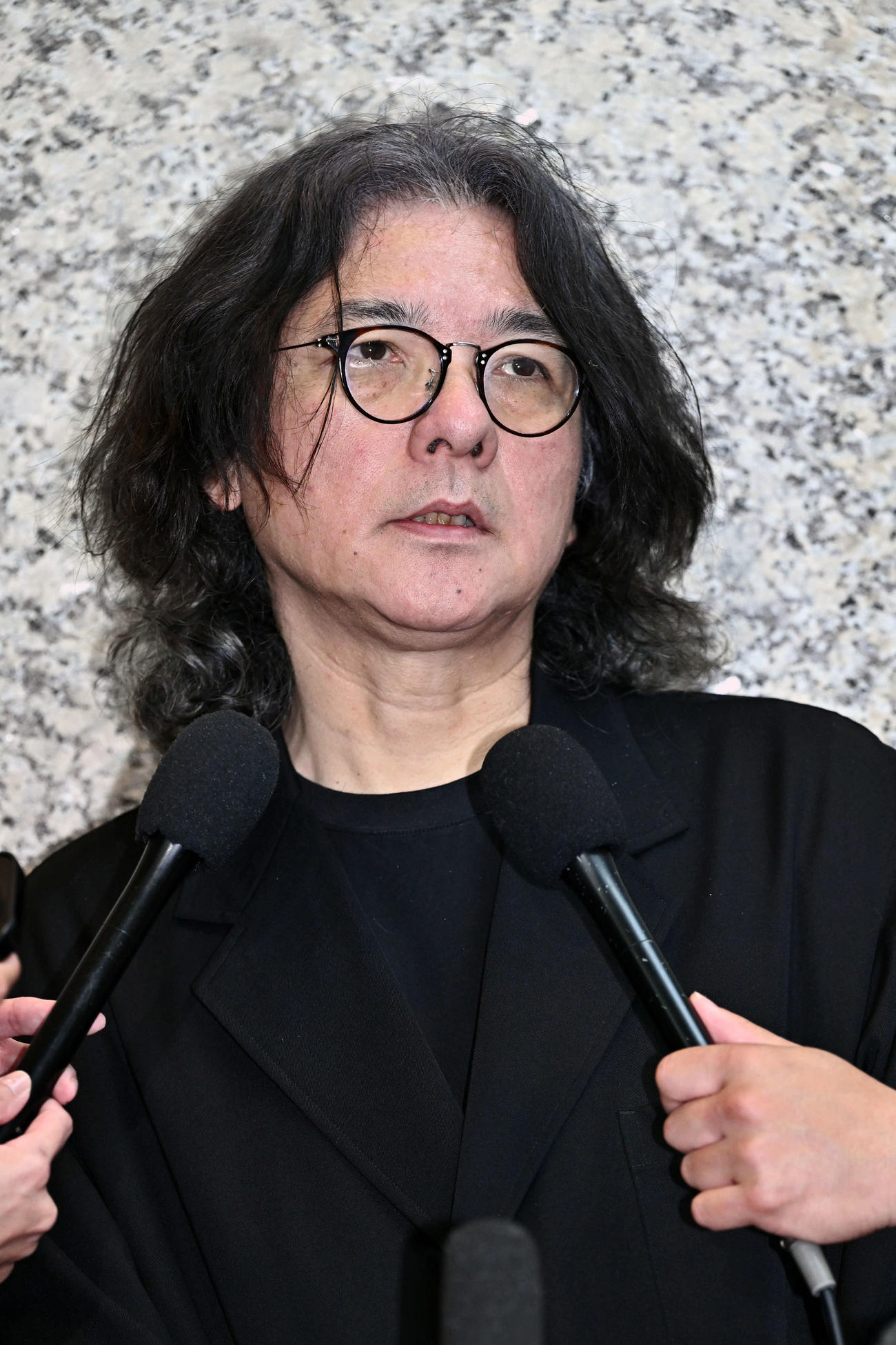 中山美穂さんお別れの会で思い出を語る岩井俊二監督（撮影・滝沢徹郎）