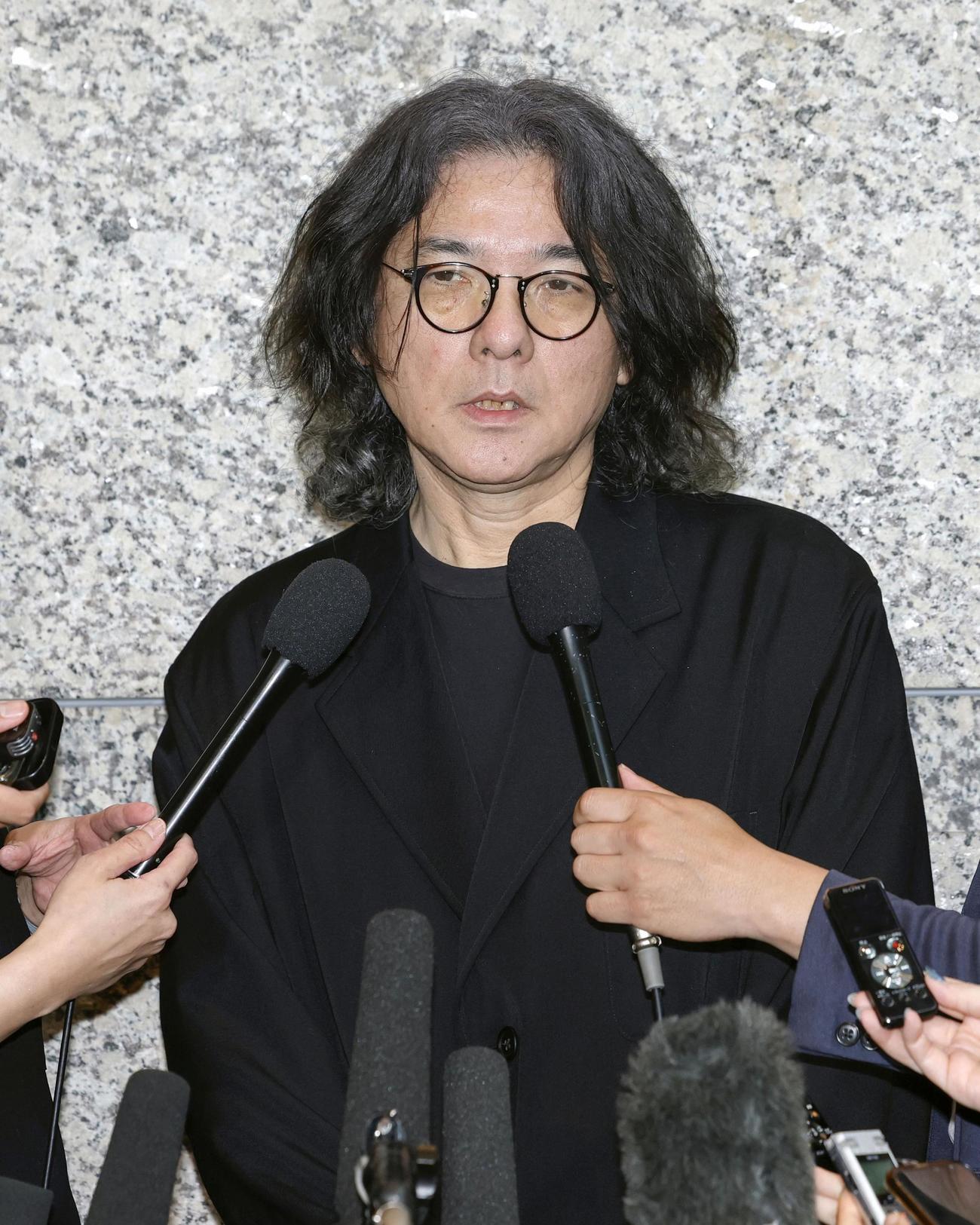 中山美穂さんのお別れの会に参列し、取材に応じる映画監督の岩井俊二氏（共同）
