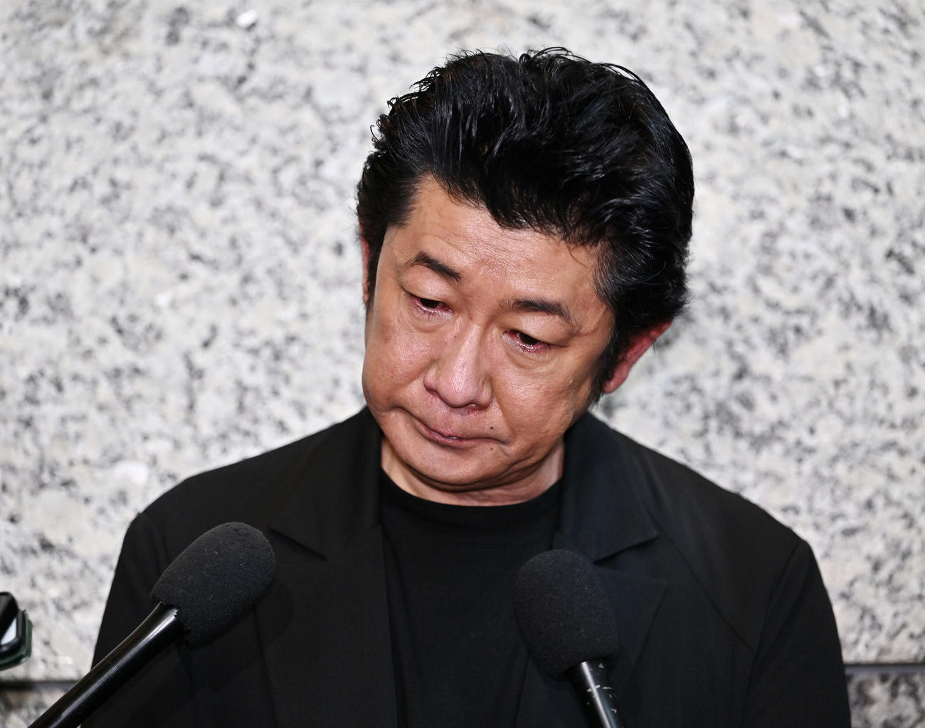 中山美穂さんお別れの会で涙ぐみながら思い出を語る永瀬正敏（撮影・滝沢徹郎）