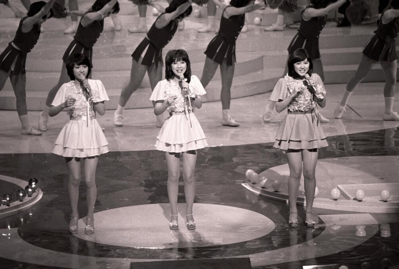 紅白歌合戦に出場したキャンディーズ(藤村美樹、田中好子、伊藤蘭＝1976年12月撮影）