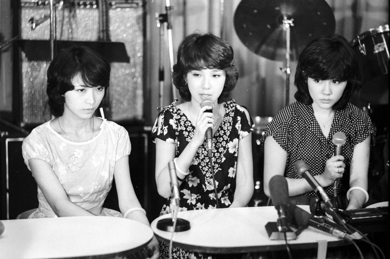 解散の記者会見に臨むキャンデーズ。左からミキ（藤村美樹）、ラン（伊藤蘭）、スー（田中好子）＝1977年7月撮影