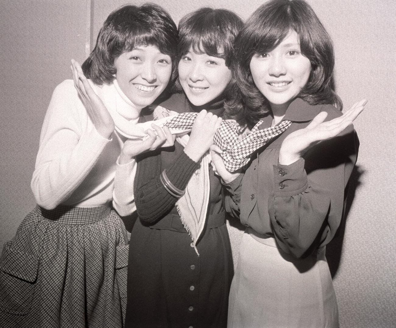 キャンディーズ。左から藤村美樹、伊藤蘭、田中好子さん（1975年11月撮影）